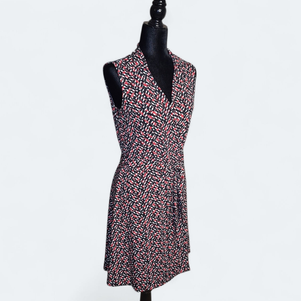 Vince Camuto Stylish Women's Black and Red Patterned Wrap Dress. Size XS